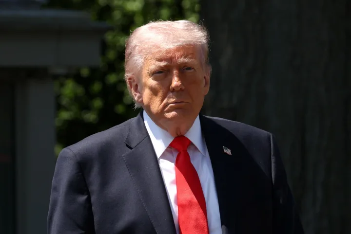 Donald Trump discutând despre tensiunile din Strâmtoarea Hormuz și amenințările la adresa Iranului.