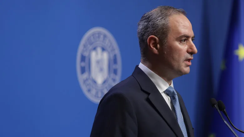 Alexandru Nazare vorbește la o conferință de presă.
