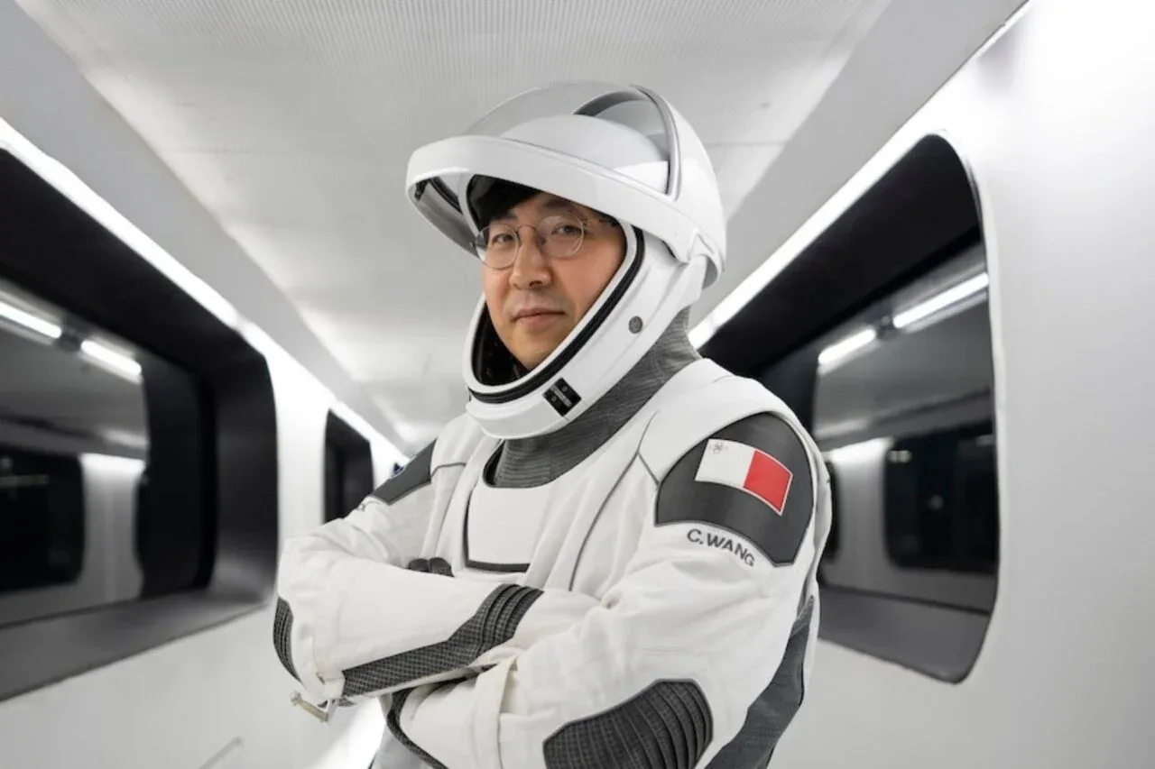 Chun Wang îmbrăcat în costum de astronaut, pregătit pentru misiune interplanetară.