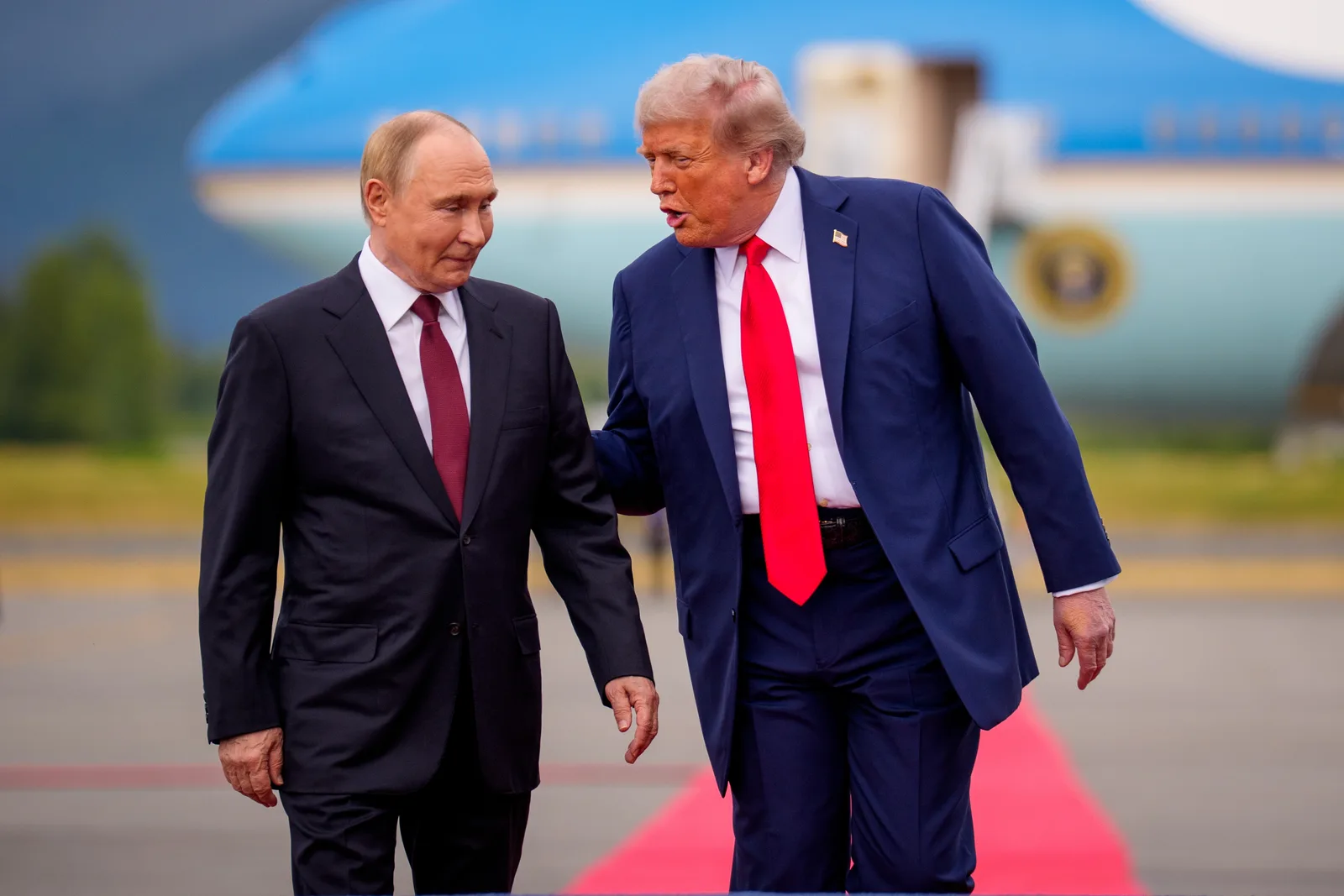 Trump și Putin discutând despre posibile acorduri de pace.