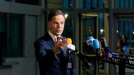 Mark Rutte discută despre sprijinul militar pentru Ucraina la o conferință de presă.