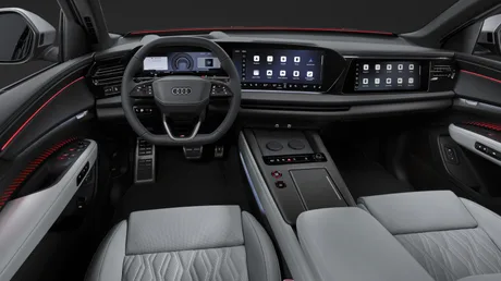 Interior modern al SUV-ului Audi Q9, cu ecrane și scaune elegante.