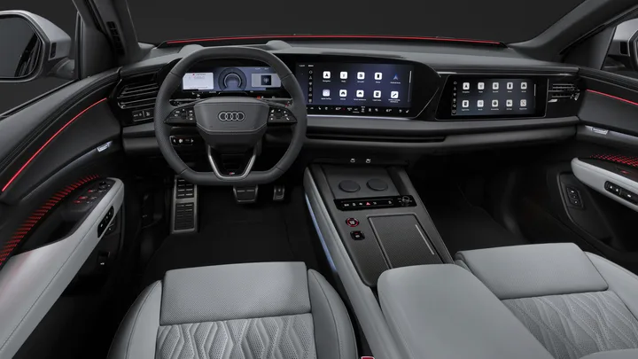 Interior modern al SUV-ului Audi Q9, cu ecrane și scaune elegante.