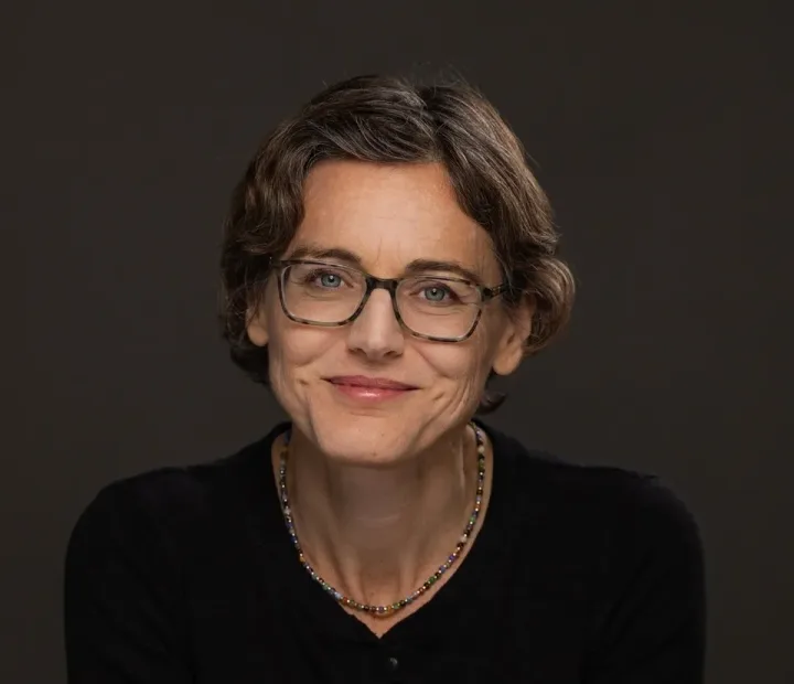 Sally O'Malley discută despre inovațiile în securitatea IT.