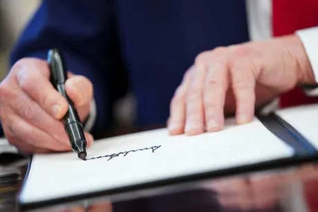 Semnătura lui Donald Trump pe un document oficial, simbol al unei premiere istorice.