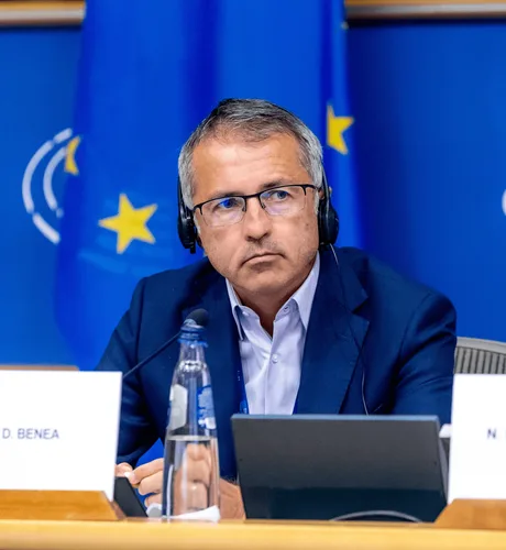 Dragoș Benea exprimă critici asupra arborării steagurilor în Ghimeș.