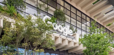 Sediul Google, evidențiind arhitectura modernă și vegetația din jur.