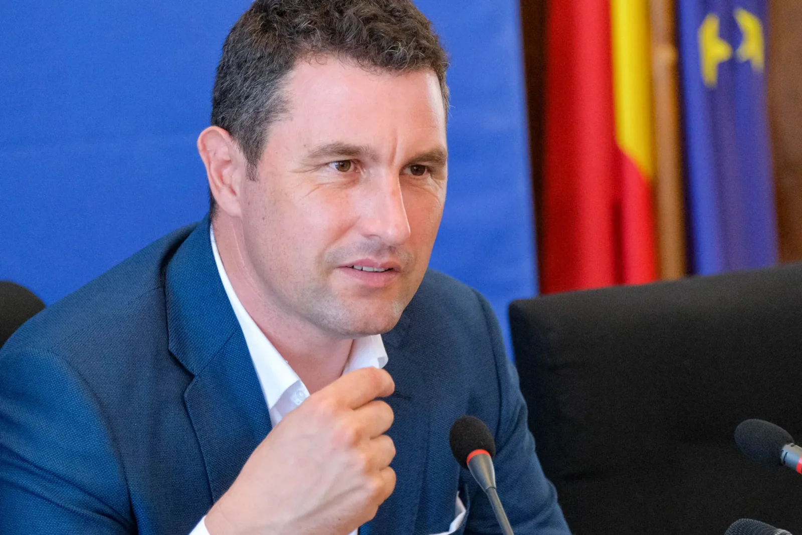 Vicepremierul Tanczos Barna discutând despre criza politică actuală.