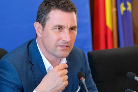 Vicepremierul Tanczos Barna discutând despre criza politică actuală.