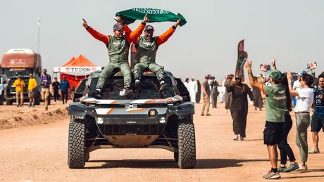 Nasser Al-Attiyah sărbătorește victoria la Raliul Dakar alături de echipajul său.