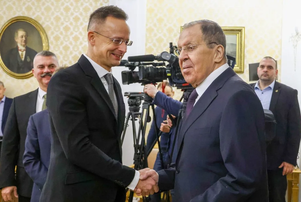 Péter Szijjártó și Serghei Lavrov se salută într-o întâlnire oficială.