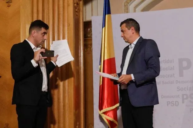 Sorin Grindeanu și Ilie Bolojan discutând în Parlament.