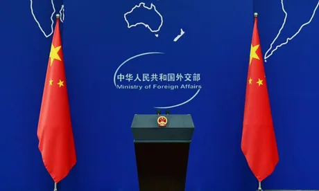 Ministerul chinez de Externe, cu steagurile naționale în fundal.