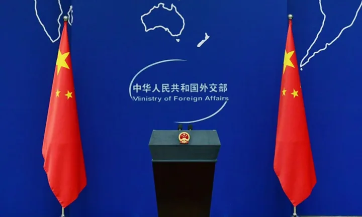 Ministerul chinez de Externe, cu steagurile naționale în fundal.