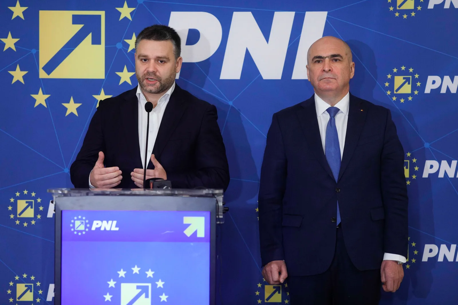 Reprezentanți PNL discutând despre măsuri fiscale pentru microîntreprinderi.