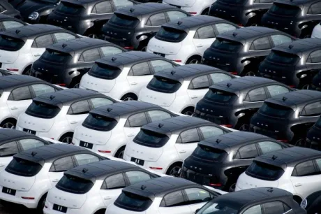 Parcare cu vehicule electrice, simbolizând tranziția energetică a Europei.