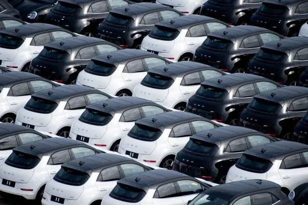 Parcare cu vehicule electrice, simbolizând tranziția energetică a Europei.