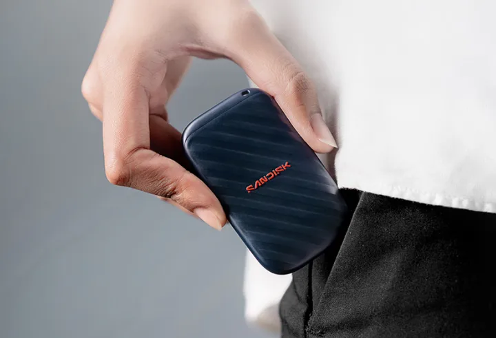 SSD portabil SanDisk ELE de 1TB, compact și rapid pentru transferuri eficiente.