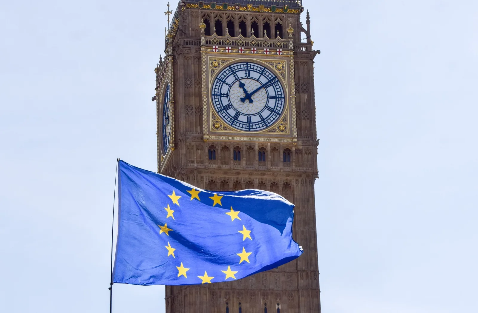 Steagul Uniunii Europene fluturând lângă turnul Big Ben din Londra.