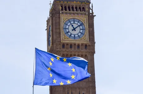 Steagul Uniunii Europene fluturând lângă turnul Big Ben din Londra.