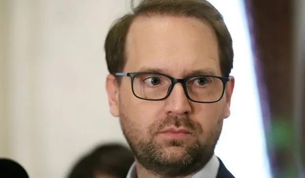 Dominic Fritz exprimă poziția USR privind negocierile politice cu PSD.