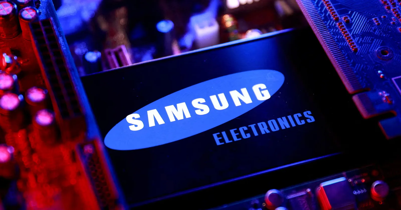 Logo-ul Samsung Electronics pe un fundal colorat, simbolizând inovația tehnologică.