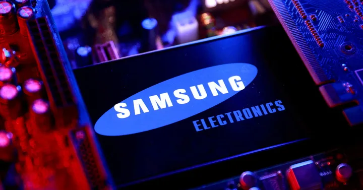 Logo-ul Samsung Electronics pe un fundal colorat, simbolizând inovația tehnologică.