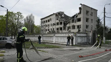 Clădire distrusă, simbol al impactului conflictului din Rusia.