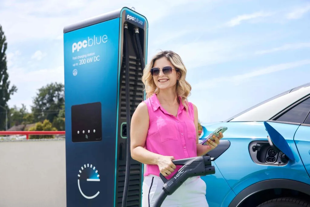 Instalare puncte de încărcare rapidă pentru vehicule electrice în România și Grecia.