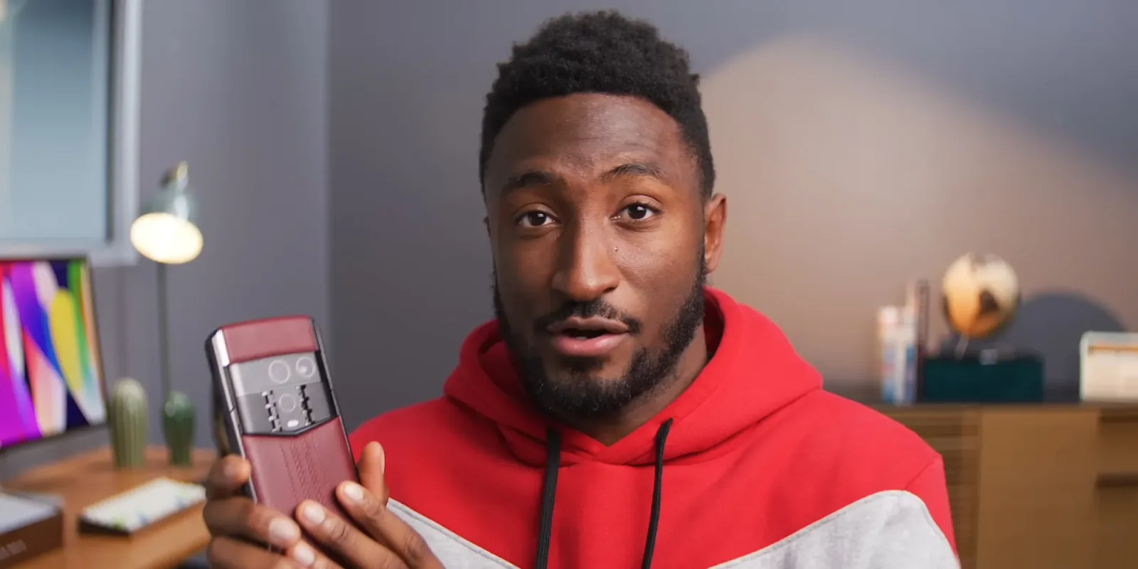 Marques Brownlee discută despre un telefon de lux cu specificații avansate.