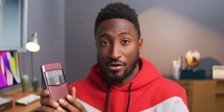 Marques Brownlee discută despre un telefon de lux cu specificații avansate.