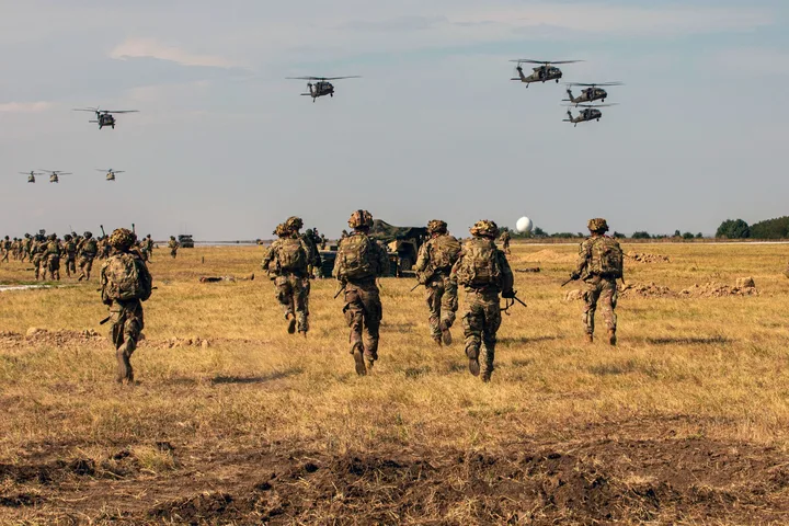 Soldați americani în exerciții militare pe teren deschis.