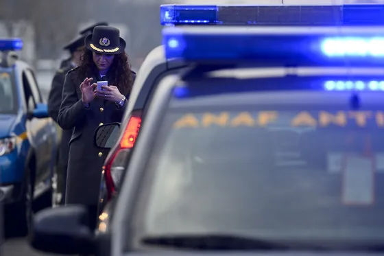 Reprezentanți ANAF verificând informații în timpul unei acțiuni de control fiscal.