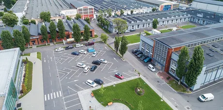 Vedere aeriană a fabricii Semănătoarea, cu parcarea aproape goală.