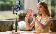 Femeie folosind un gimbal pentru smartphone într-un mediu luminos.