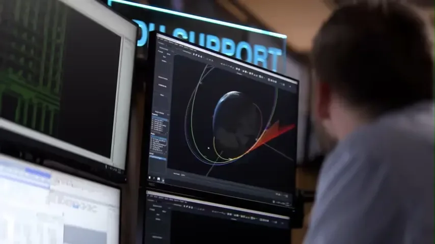 Un specialist analizează datele de pe Lună pe mai multe monitoare.