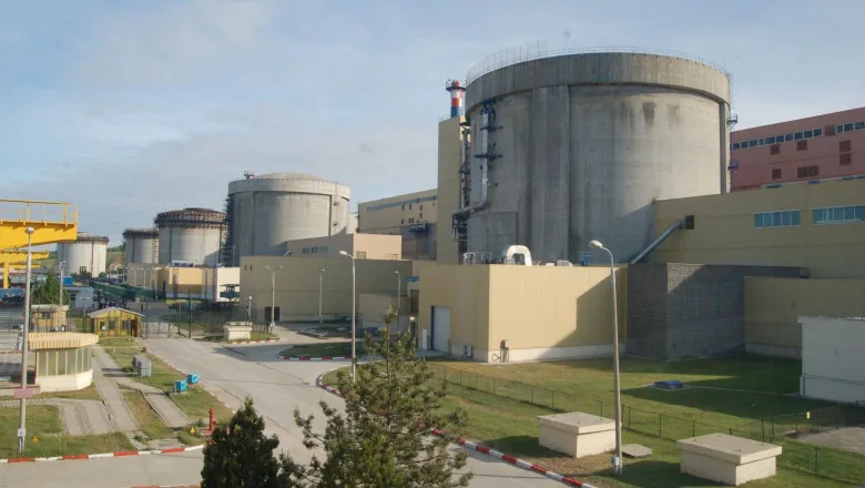 Centrala nucleară Cernavodă cu reactoare și echipamente electrice.