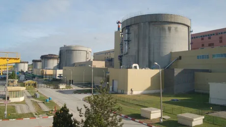 Centrala nucleară Cernavodă cu reactoare și echipamente electrice.