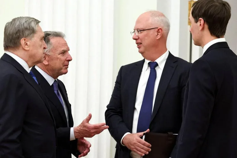 Oficiali discutând despre negocierile dintre Rusia și Ucraina la Abu Dhabi.