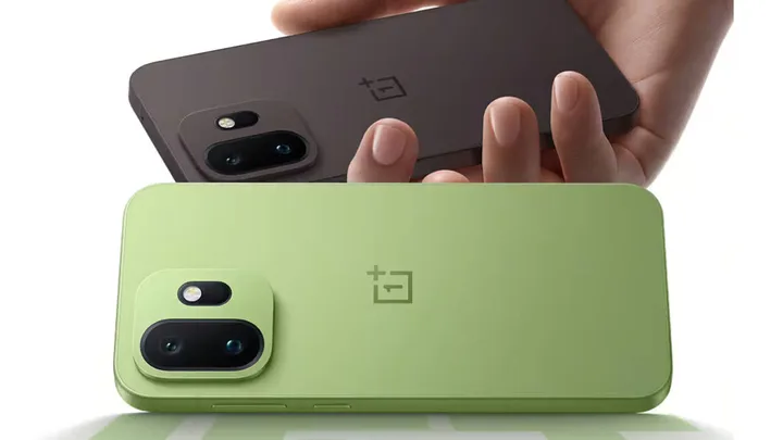 OnePlus 15T cu design modern și culori atractive, prezentat în mână.