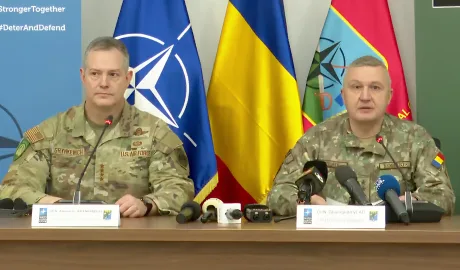 Reprezentanți militari discutând despre colaborarea SUA-România în domeniul apărării.