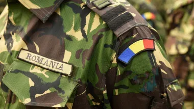 Uniformă militară românească cu insigna națională