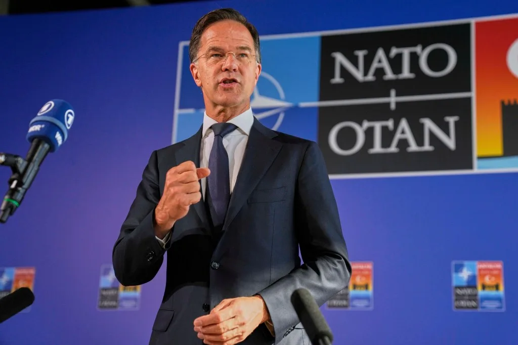 Mark Rutte discutând despre evaluările NATO privind rachetele iraniene.