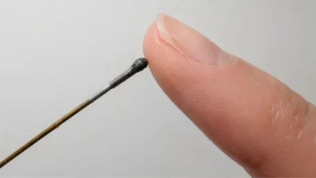 Senzor optic miniatural pentru măsurarea forței în chirurgia robotică.