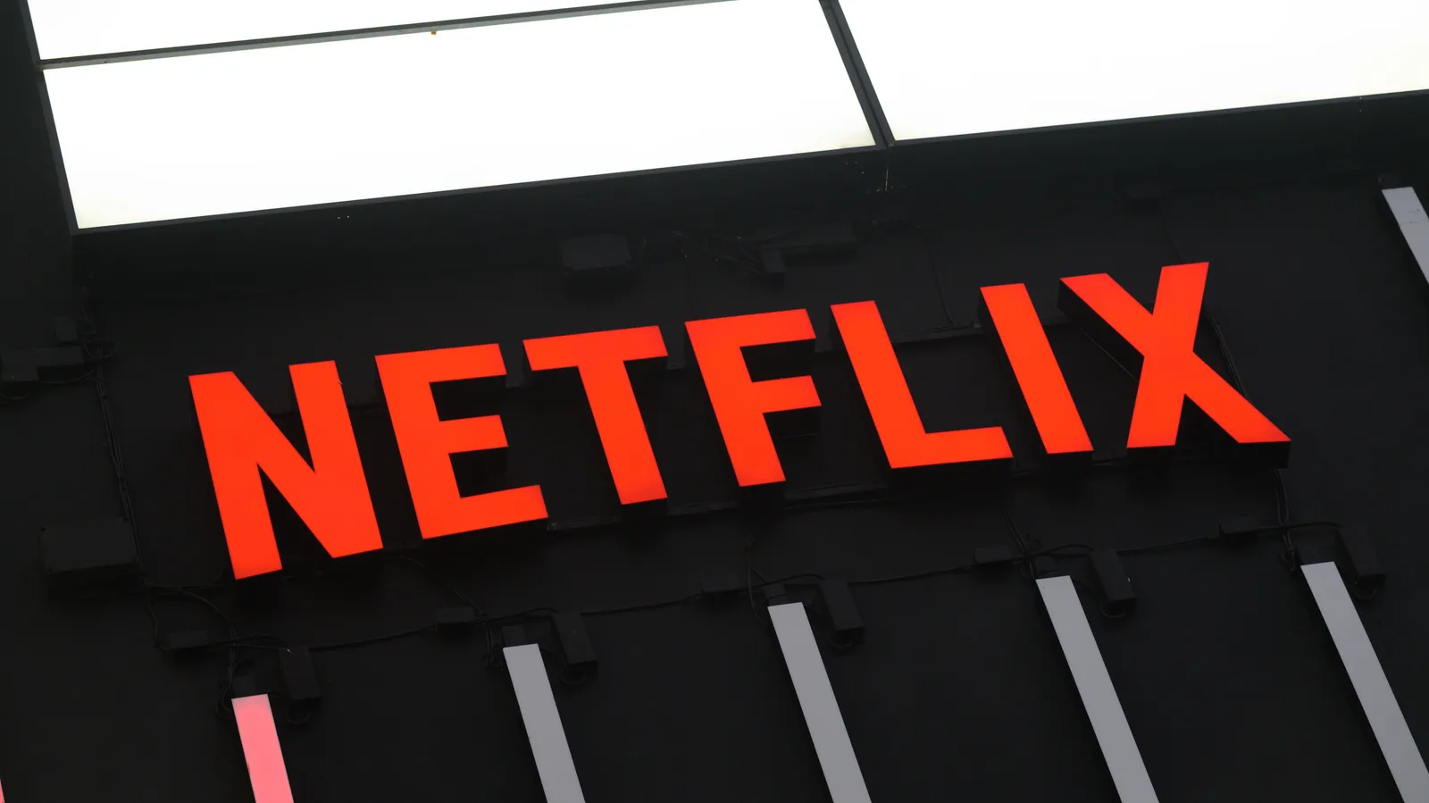 Logo-ul Netflix pe un fundal modern, simbolizând expansiunea companiei.