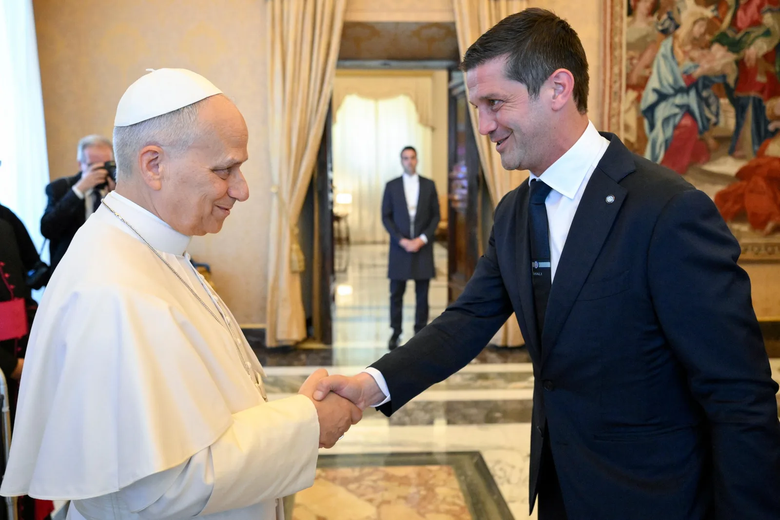 Papa Leon al XIV-lea discutând cu Cristian Chivu la Vatican.