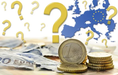 Monede și bancnote pe fundalul hărții Europei, simbolizând economia.