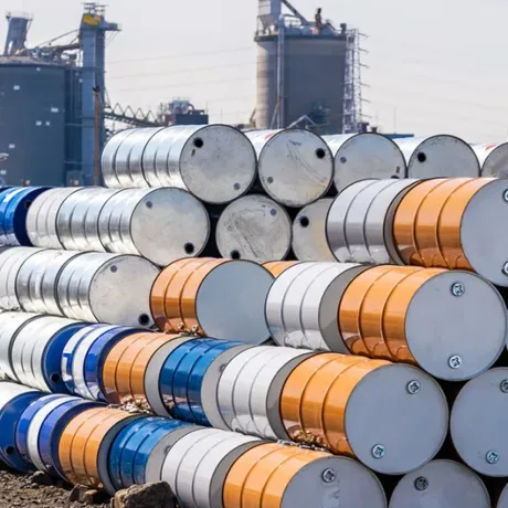 Stive de butelii de petrol așezate ordonat într-o rafinărie.