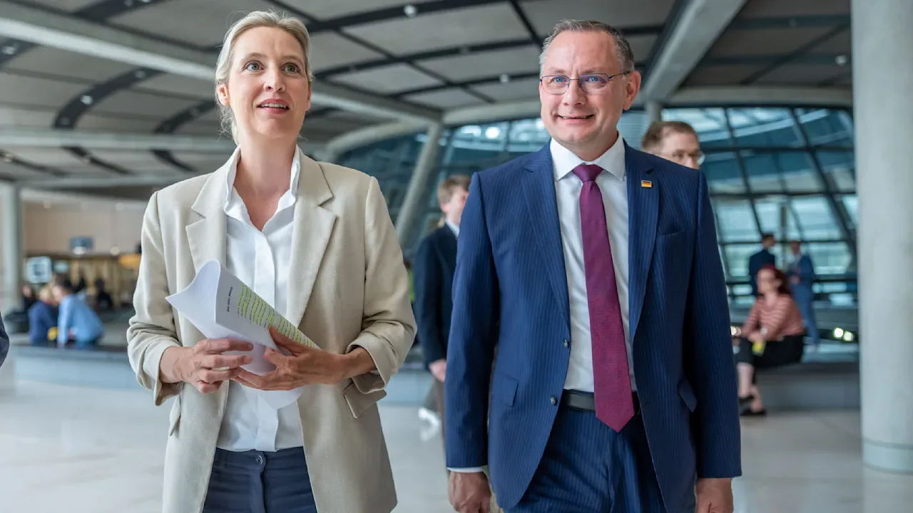 Politicieni discutând despre schimbările din peisajul electoral german.