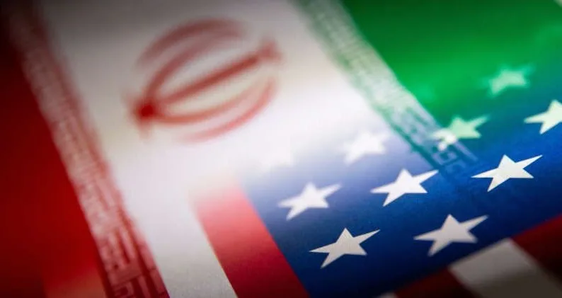 Steagurile Iranului și SUA, simboluri ale negocierilor tensionate.